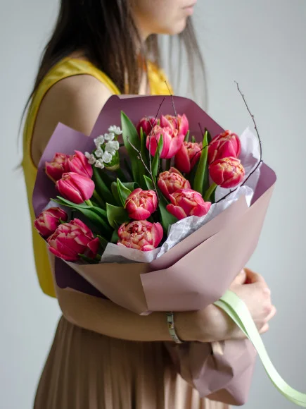 117-Букет из 15 пионовидныдных тюльпанов с нарциссом